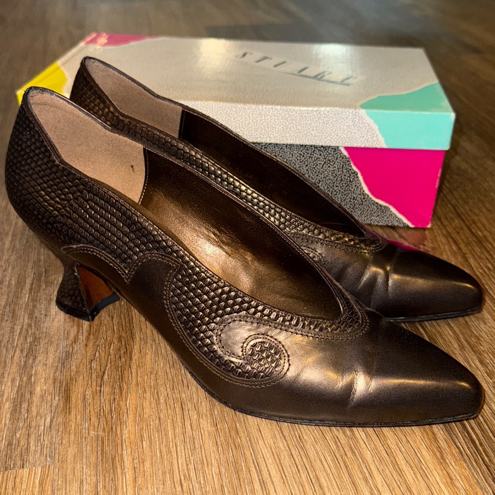 Stuart Weitzman Viceroy Gunmetal metallic classic / vintage heel Pump Size 9 M